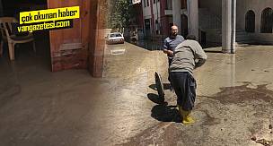 Van'da su baskını cami içine taştı