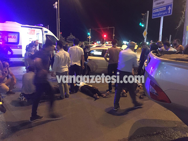 2020/07/1594929994_van’da_trafik_kazasi_–_4_yarali_–_3_arac_birbirine_girdi_(1).jpg