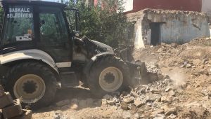 VAN BAŞKALE'DE TEHLİKE SAÇAN METRUK BİNALAR YIKILIYOR