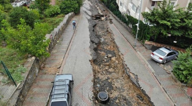 Üsküdar'da yağıştan dolayı yol çöktü!