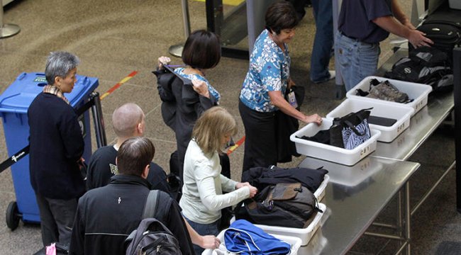 Filipinler'de Amerikalı kadın yolcunun el bagajından bebek çıktı