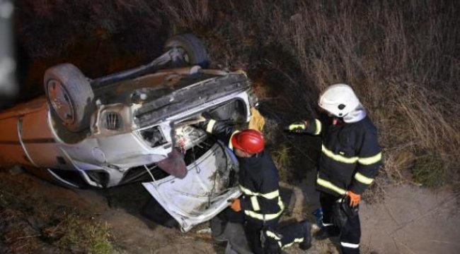 Otomobil trapez kanala devrildi: 2 yaralı