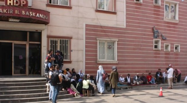 SON DAKİKA! DİYARBAKIR'DA HDP BİNASININ ÖNÜNDE...