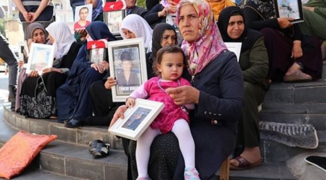 1,5 yaşındaki çocuğu ile nöbete geldi!