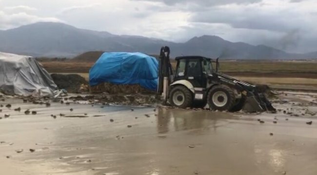 Erzincan'da yağmur yağışı dereleri taşırdı