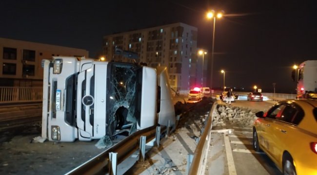 Esenler’de hafriyat kamyonu devrildi: 1 ağır yaralı