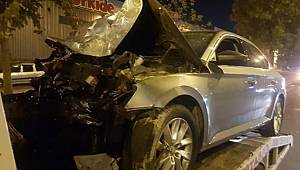 Feci Kaza! Park Halindeki TIR'a Çarptı