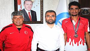 -Milli Atletten Başkan Say’a Teşekkür Ziyareti