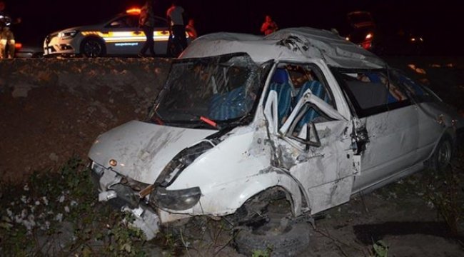 Tarlaya yuvarlanan minibüs bu hale geldi