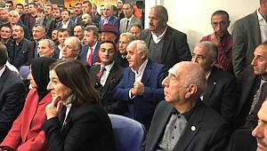 AK Parti Van Milletvekili İrfan Kartal hemşehrileriyle kucaklaştı