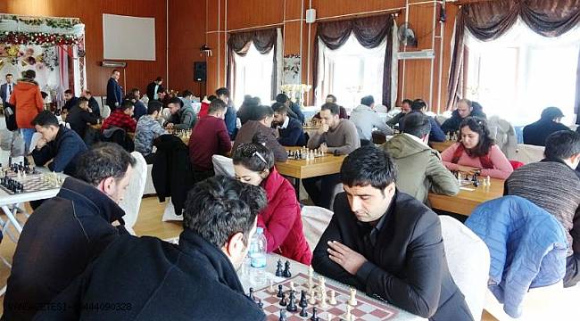 Erciş'te öğretmenler satranç turnuvasında kıyasıya yarıştı