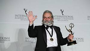 Emmy Ödülleri'nde 'en iyi erkek oyuncu' seçildi