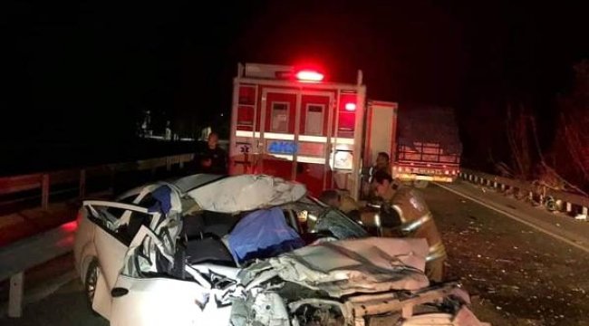 İzmir'de otomobil kamyona çarptı: 1 ölü