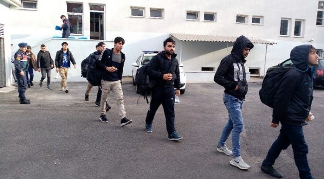 Kamyonetten 30 kaçak göçmen çıktı