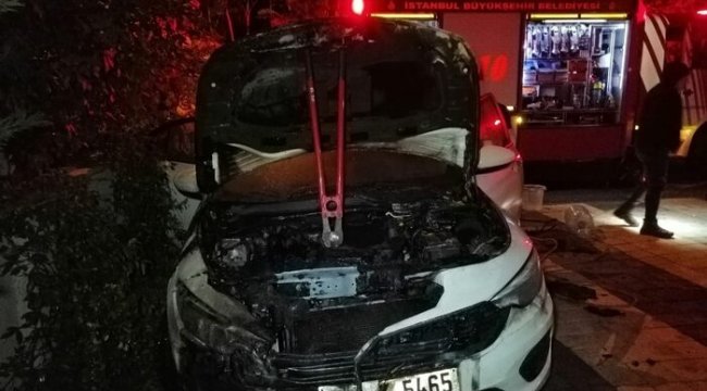 Kartal’da park halindeki otomobil yanarak küle döndü
