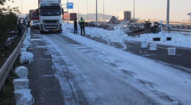 SON DAKİKA! TIR DEVRİLDİ VE ÜRÜNLER ORTADAN YOK OLDU
