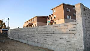 Vanlı öğrencileri tehlikelerden korumak için çevre duvarı inşa edildi