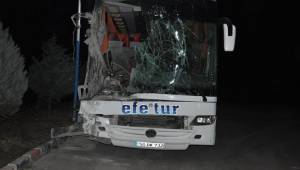 Afyonkarahisar'da tur otobüsü kamyona çarptı: Çok sayıda yaralı var!