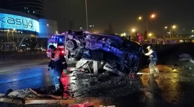 Bariyerlerin üzerine çıkan minibüsteki vatandaşları itfaiye kurtardı