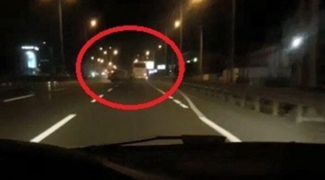 Cep telefonu ile yolda video çekerken, önündeki kazayı böyle görüntülendi