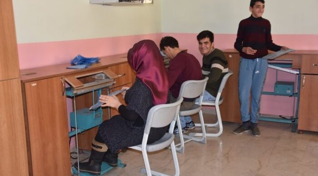 Engelliler galoş üreterek aile bütçelerine katkı sağlıyor