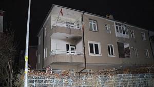 Ev yangınında balkonda mahsur kalan aileyi itfaiye kurtardı