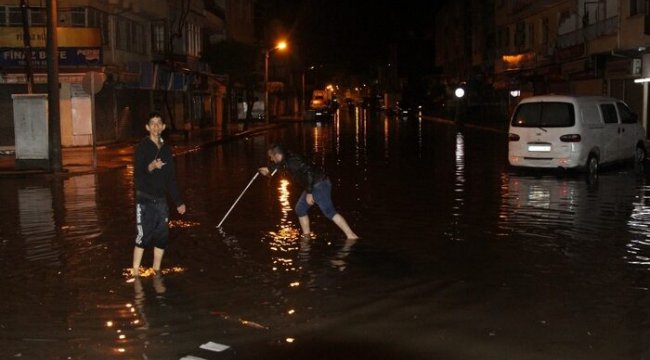 İskenderun’da sağanak yağış hayatı felç etti