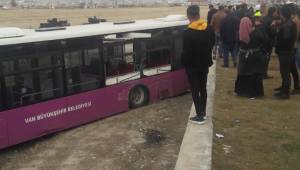 Van'da Mucur yüklü kamyon ile yolcu otobüsü çarpıştı. İşte o çarpışma detayları...