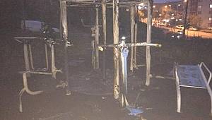 Şehir magandaları çocuk parkını yaktı