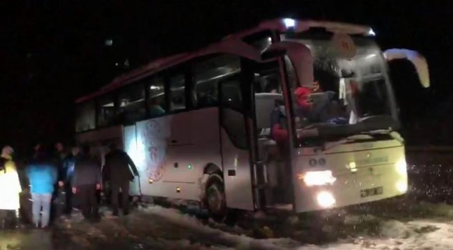 Sporcuları taşıyan otobüs yolda kaldı