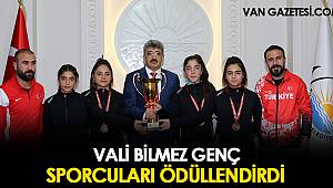 VALİ BİLMEZ GENÇ SPORCULARI ÖDÜLLENDİRDİ