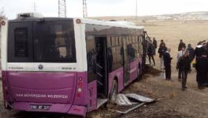 Van'da belediye otobüsü ile kamyon çarpıştı:13 yaralı