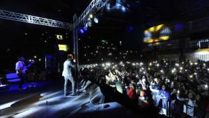 Van'da gerçekleşen Mehmet Erdem konserinde öğrenciler doyasıya eğlendiler