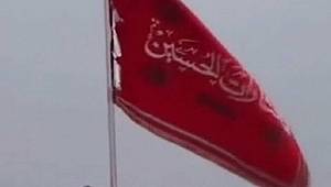 İRAN'DA SAVAŞ ANLAMI TAŞIYAN BAYRAK GÖNDERE ÇEKİLDİ