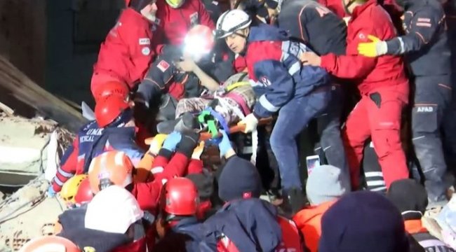 SON DAKİKA! Enkazdan birer saat arayla 2 kadın sağ çıkarıldı