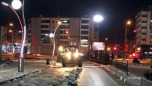VAN'DA KARDA MAHSUR KALAN OKUL SERVİSİ KURTARILDI