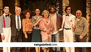 "AĞAÇLAR AYAKTA ÖLÜR" TİYATROSU