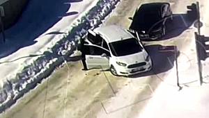 VAN’DA PKK’LI TERÖRİST HDP ‘Lİ MİLLETVEKİLİNİN EVİNDEN ÇIKTI" OLAY KAMERALARA BÖYLE YANSIDI"