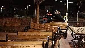 Van'da Parklarda Bulunan Oturaklar Sökülüyor