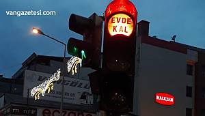 VAN'DA TRAFİK IŞIKLARI 'EVDE KAL' UYARISI YEŞİL IŞIKTA İSE 'Eve Git' DEDİ
