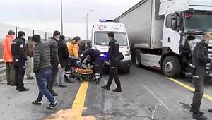 Son dakika! Tır, polis aracına çarptı - 2 polis ağır yaralı, tır şoförü ise...