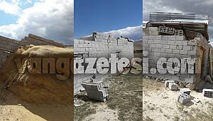 Van'da fırtınadan dolayı ahır yerle bir oldu