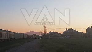 Van'da tren cadde güzergahında arıza yaptı - Araçlar uzun kuyruk oluşturdu