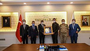 Devlet Övünç Madalyası Tevcih törenindeki konuşmasını dinledi