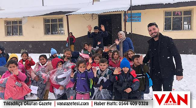 VANLI GENÇLER ÖRNEK HAREKETLERİ İLE ÇOCUKLARIN YÜZLERİNİ GÜLDÜRDÜ