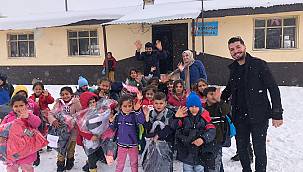 VANLI GENÇLER ÖRNEK HAREKETLERİ İLE ÇOCUKLARIN YÜZLERİNİ GÜLDÜRDÜ