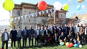 Salih Akman'dan Anlamlı Kutlama
