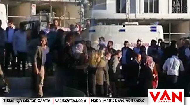 Van'da bir araç, okuldan çıkan çocuğa çarptı – İşte o Anlar…