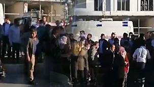 Van’da bir araç, okuldan çıkan çocuğa çarptı – İşte o Anlar…