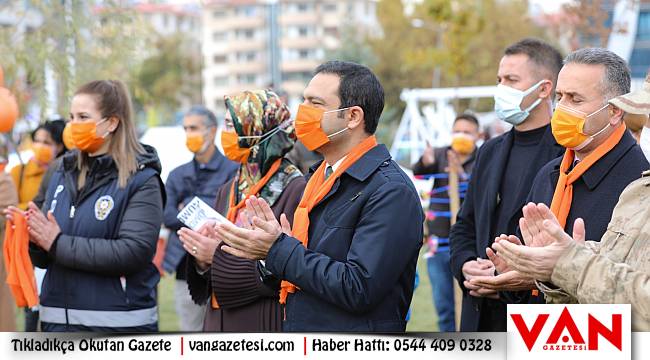İPEKYOLU'NDA FARKINDALIK İÇİN GÖKYÜZÜNE TURUNCU BALONLAR BIRAKILDI